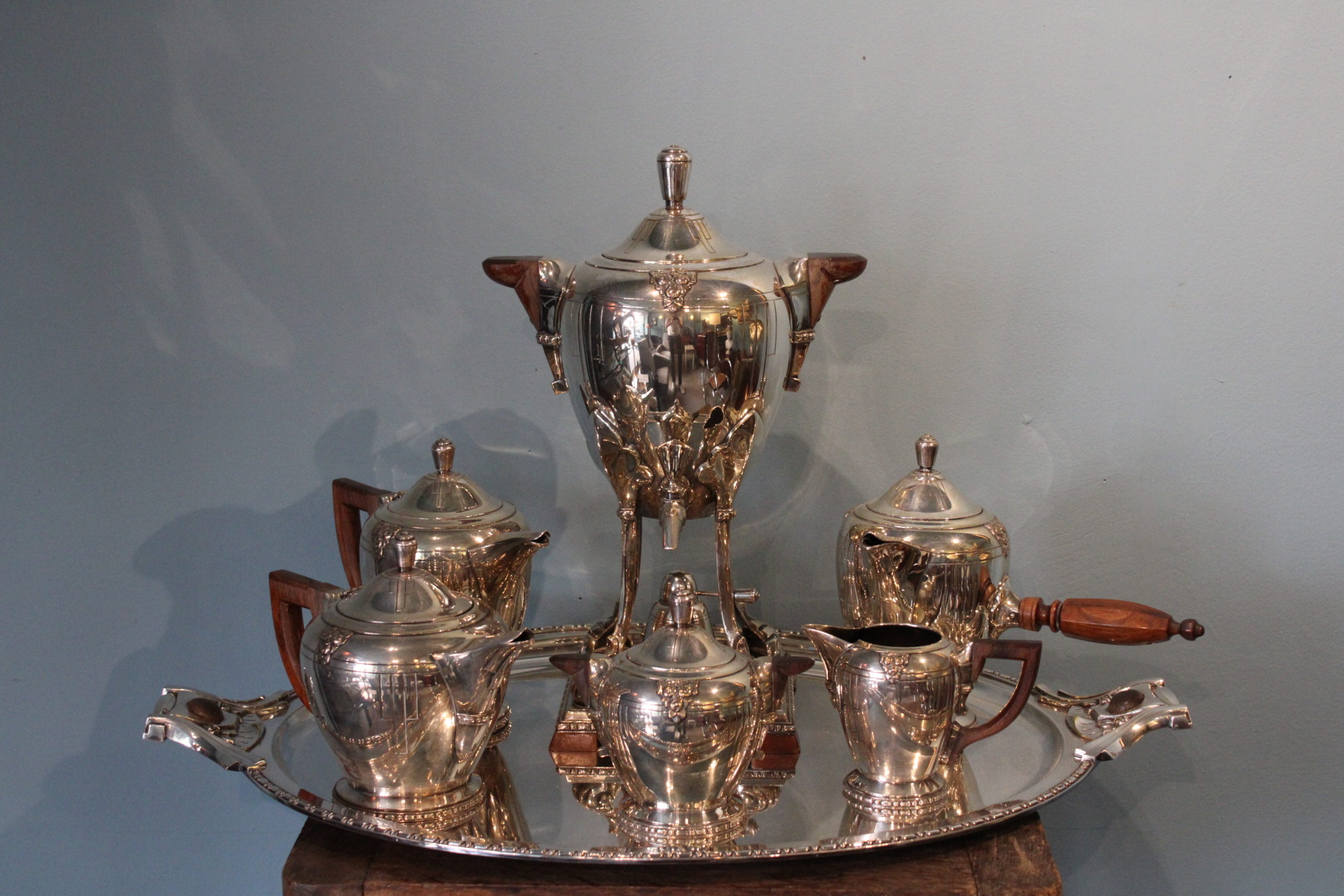 Service à cocktail 9 pièces en métal argenté martelé, Circa 1920. - En vente sur France